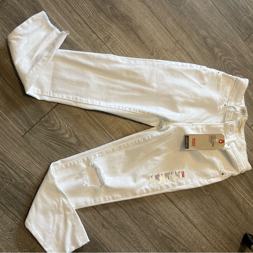 Levis size 4 721 high rise skinny jeans. Ripped distressed knee. NWT